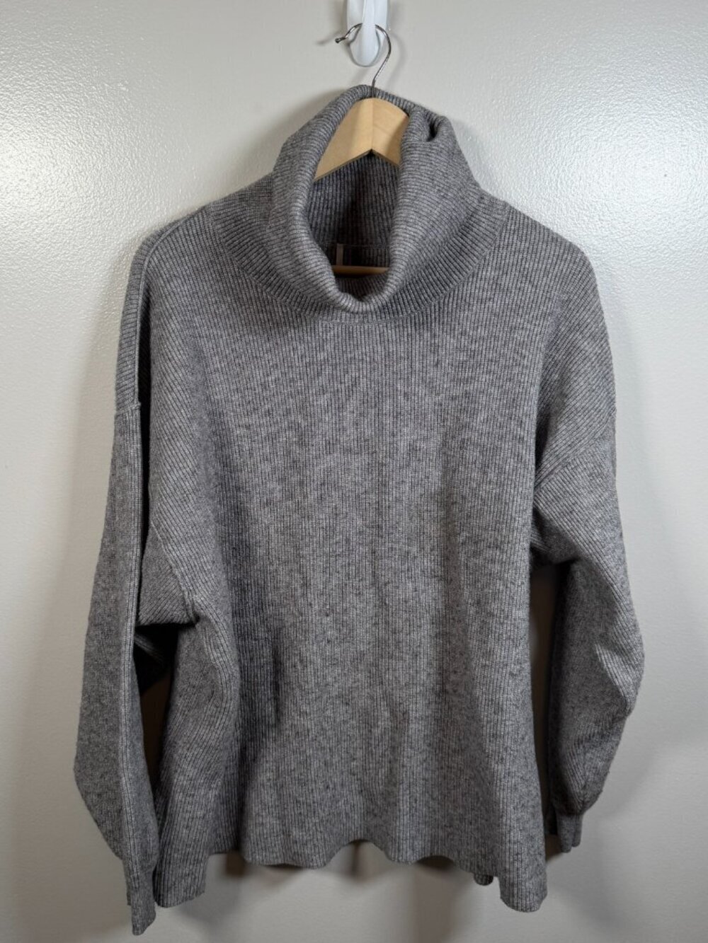 Free People Softly Structured Tunic Sweater Size Large Oversized Turtleneck Gray - Picture 2 of 9